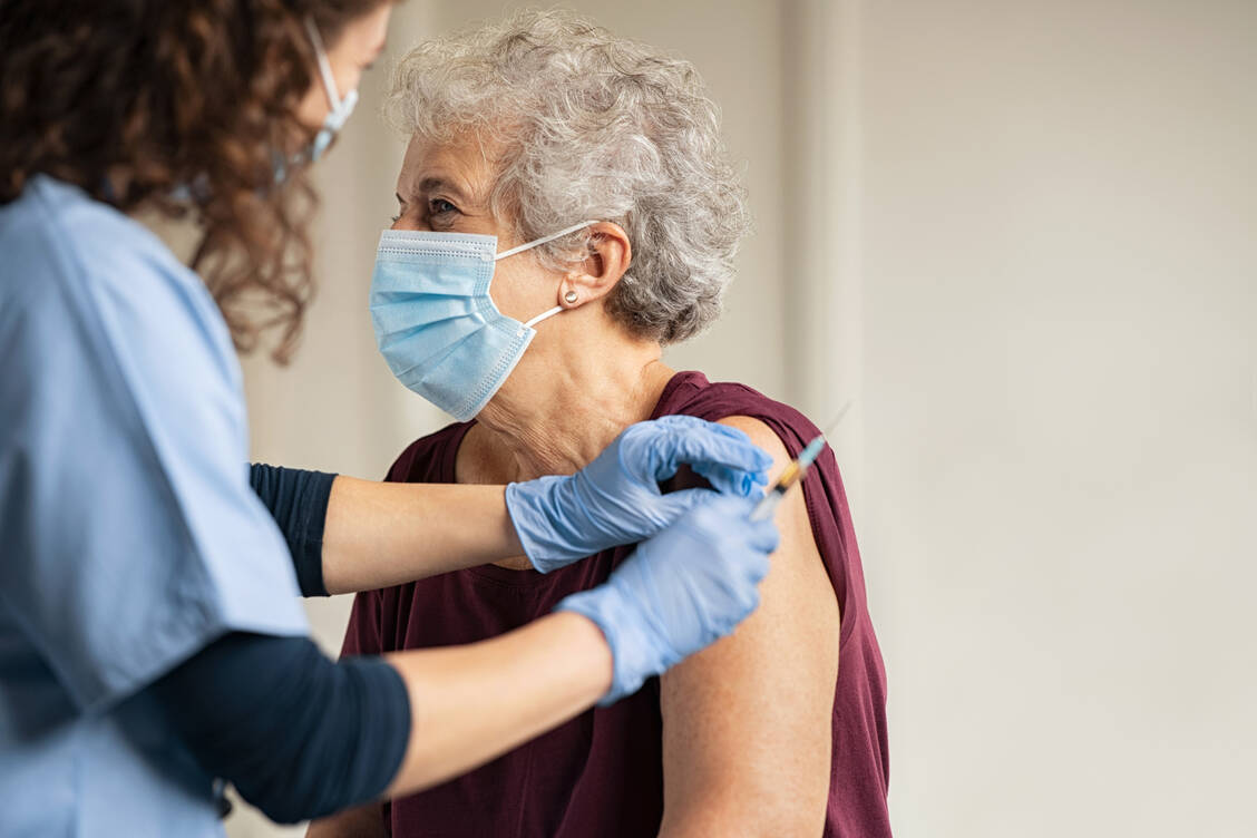 Wer zu schweren allergischen Reaktionen neigt, sollte sich vor der Covi-19-Impfung beim Allergologen auf PEG testen lassen. / Foto: Adobe Stock/Rido