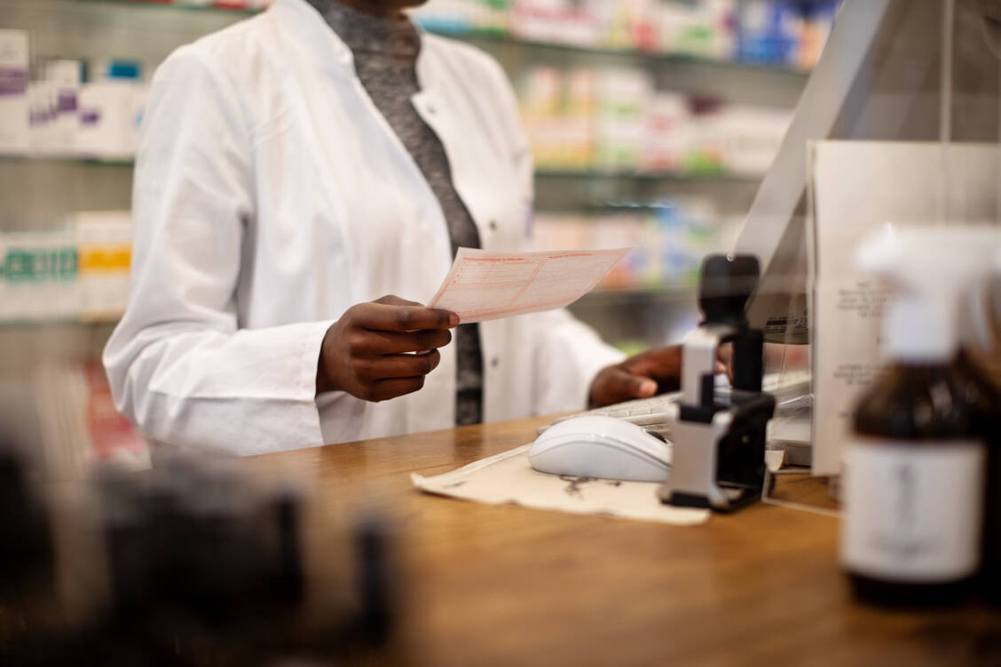 Sind Präparate nicht verfügbar, kann die Apotheke unter Umständen ein Rezepturarzneimittel herstellen. / © Getty Images/Luis Alvarez