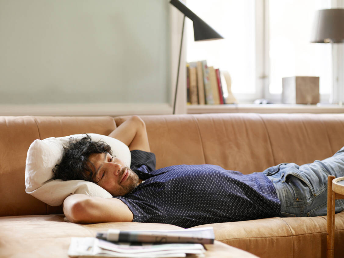 Nach der Arbeit lockt oft das Sofa, anstatt sich noch etwas zu bewegen. / Foto: Getty Images/Jakob Helbig