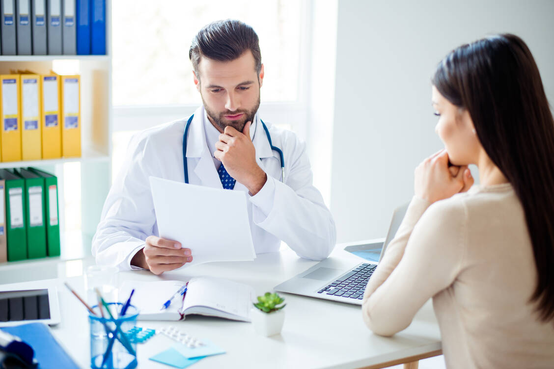 Arztbriefe aus Kliniken sind für Hausärzte manchmal nicht auf Anhieb zu verstehen. / Foto: Adobe Stock/deagreez