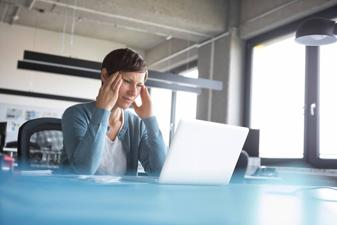 Tumorpatienten, die nach langer Krankheit und Therapie in den Job zurückkehren, sind häufig nicht mehr ganz so leistungsfähig wie zuvor. / Foto: Getty Images/Westend61