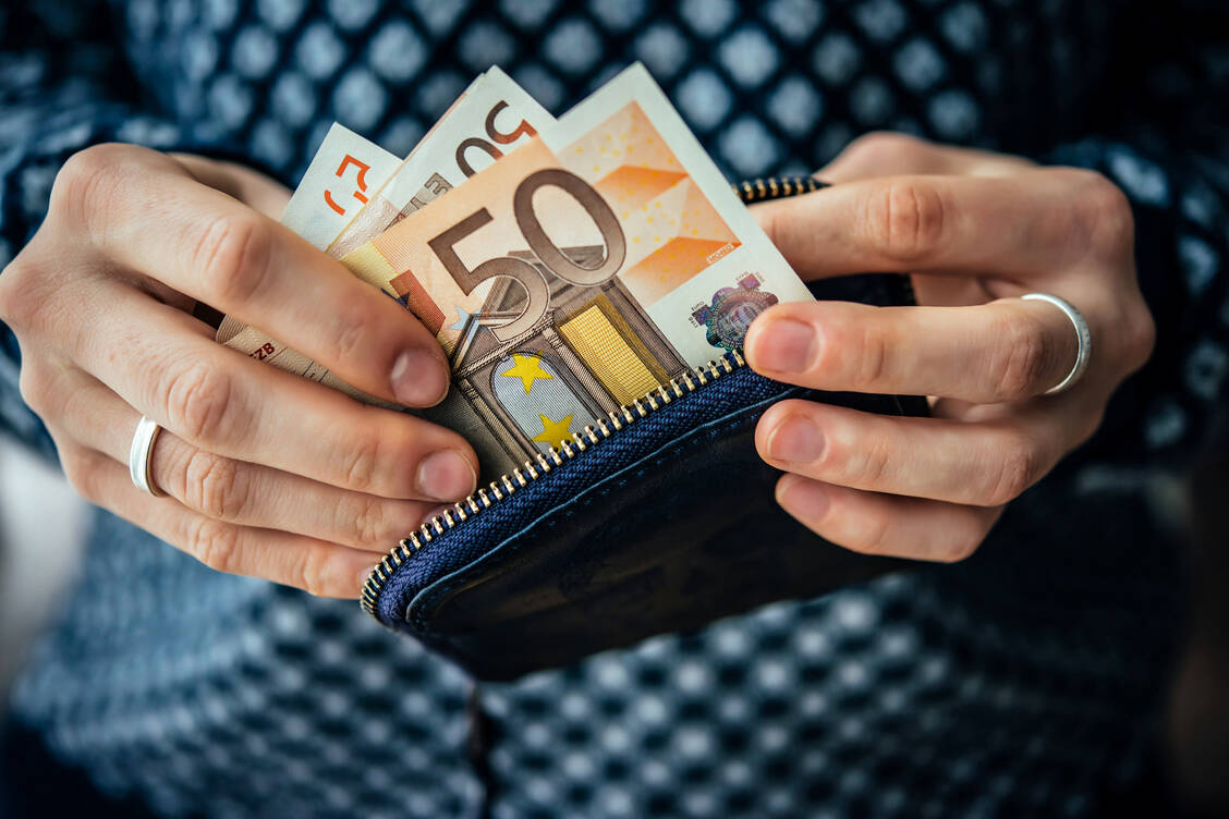 Die Apothekenmitarbeiter in Nordrhein dürfen sich über ein Gehaltsplus von 3 Prozent freuen. / Foto: Fotolia/Gregory Lee