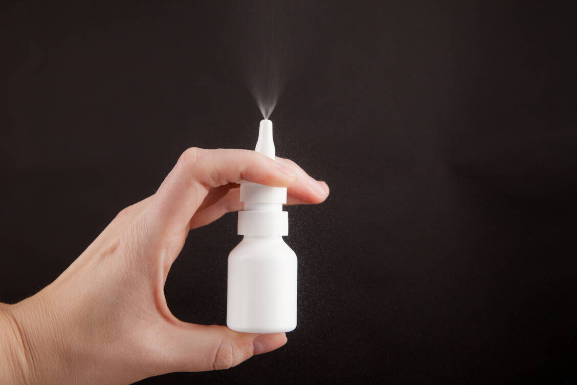 Naloxon verdrängt Opioide wie Heroin von den Rezeptoren und hebt ihre Wirkung auf. Der Effekt tritt innerhalb von zwei bis drei Minuten nach der nasalen Gabe ein. (Symbolbild) / © Getty Images/Nicole Lienemann/EyeEm
