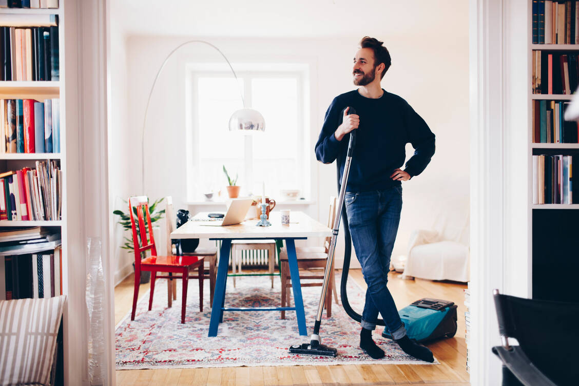 Einmal im Jahr mit Staubwedel durch die Wohnung toben und dabei ordentlich ausmisten – das tut auch der Seele gut. / © Getty Images/Maskot .