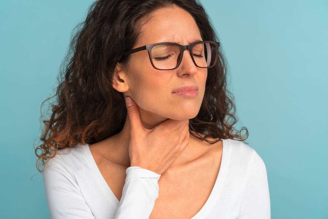 Kündigt sich hier ein Infekt an? Dann heißt es, schnell medikamentös gegenzusteuern, um ihn noch abfangen zu können.  / Foto: Shutterstock/DimaBerlin