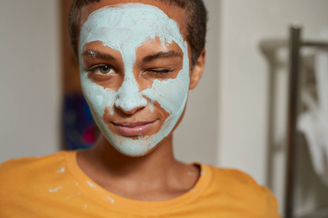 Pflegemasken für das Gesicht spenden besonders intensiv Feuchtigkeit. / Foto: Getty Images/Klaus Vedfelt