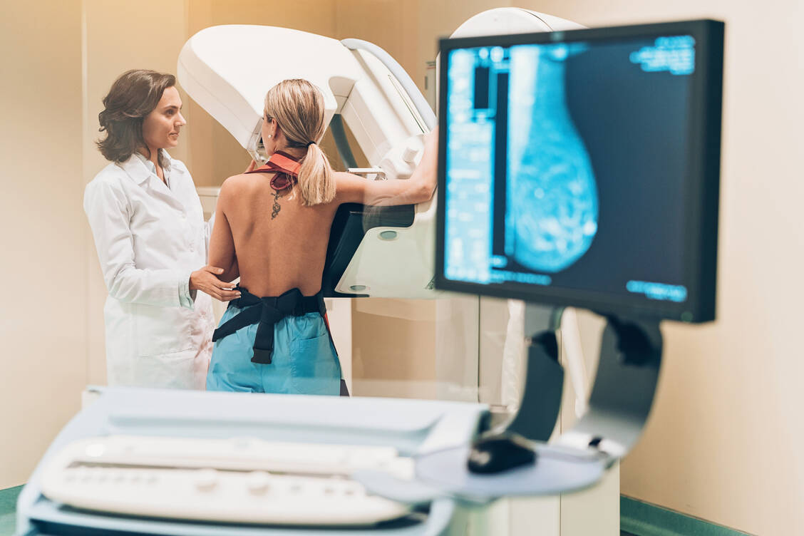Die Mammografie ist eine Röntgenuntersuchung der Brüste. / Foto: Getty Images/pixelfit