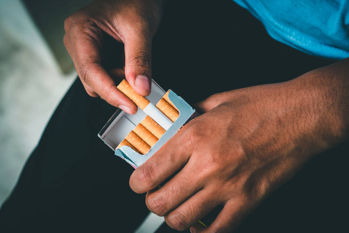 Raucher haben ein höheres Risiko, bei wiederholter Einnahme von transmukosalem Fentanyl eine Abhängigkeit zu entwickeln. / Foto: Getty Images/Khaosai Wongnatthakan / EyeEm