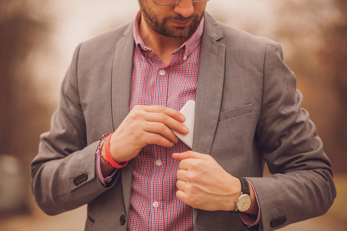 Früher wurden 15 cm Sicherheitsabstand zwischen Mobiltelefonen und Implantat empfohlen. Bei der modernen Technologie ist das nicht mehr nötig. / Foto: Adobe Stock/Kitja