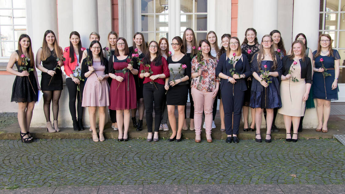 Die Absolventinnen und Absolventen der Trierer PTA-Schule bei der Abschlussfeier im Kurfürstlichen Palais / Foto: LUA