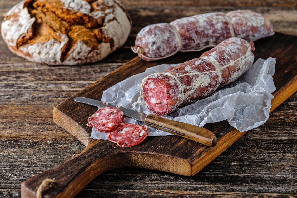 Achtung Ansteckung: Hepatitis E wird vor allem über den Verzehr von Mett, Leberwurst und luftgetrockneter Salami übertragen. / Foto: Adobe Stock/ji_images