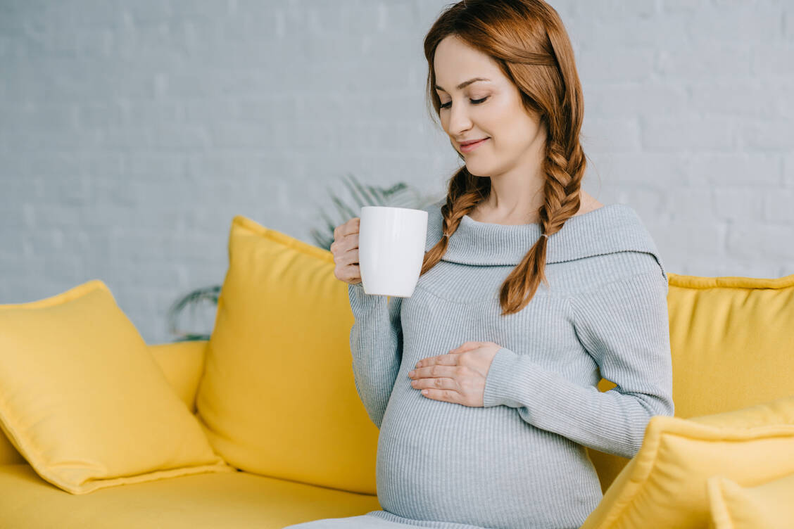 If back pain occurs, it helps to sit upright, even with the help of pillows. / Foto: Adobe Stock/Lightfield Studios