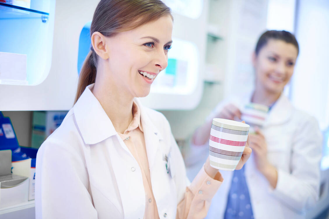 Nutzen Sie die Kaffeepausen für Gespräche mit Ihren Kollegen. / Foto: Adobe Stock/gpointstudio