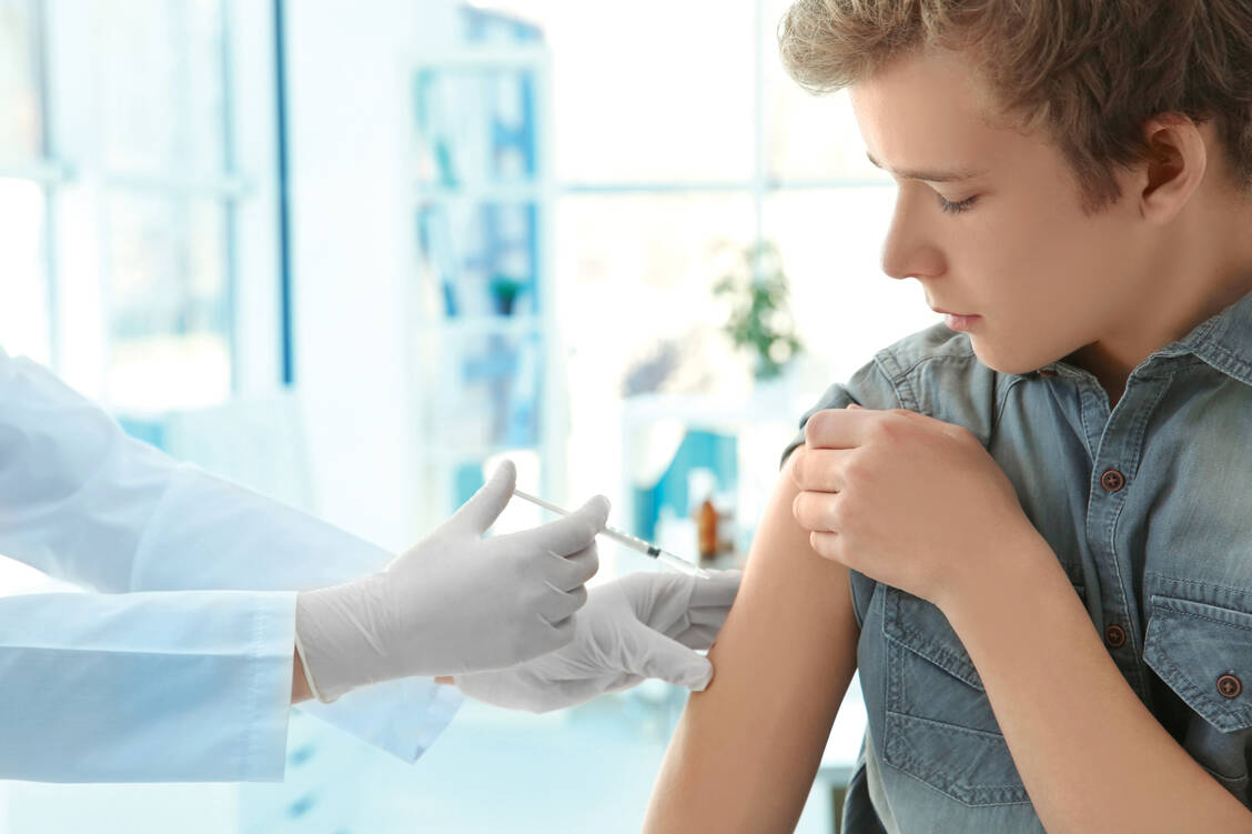 Gegen HPV sollten Mädchen und Jungen vor dem ersten Sexualverkehr geimpft werden. / Foto: Shutterstock/Africa Studio