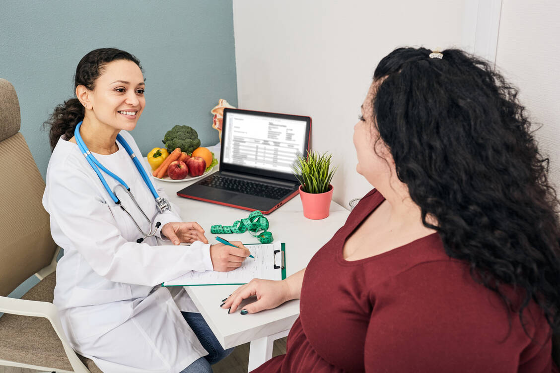 Die Kommunikation mit Adipositas-Patienten sollte mit Feingefühl erfolgen. / © Getty Images/peakSTOCK