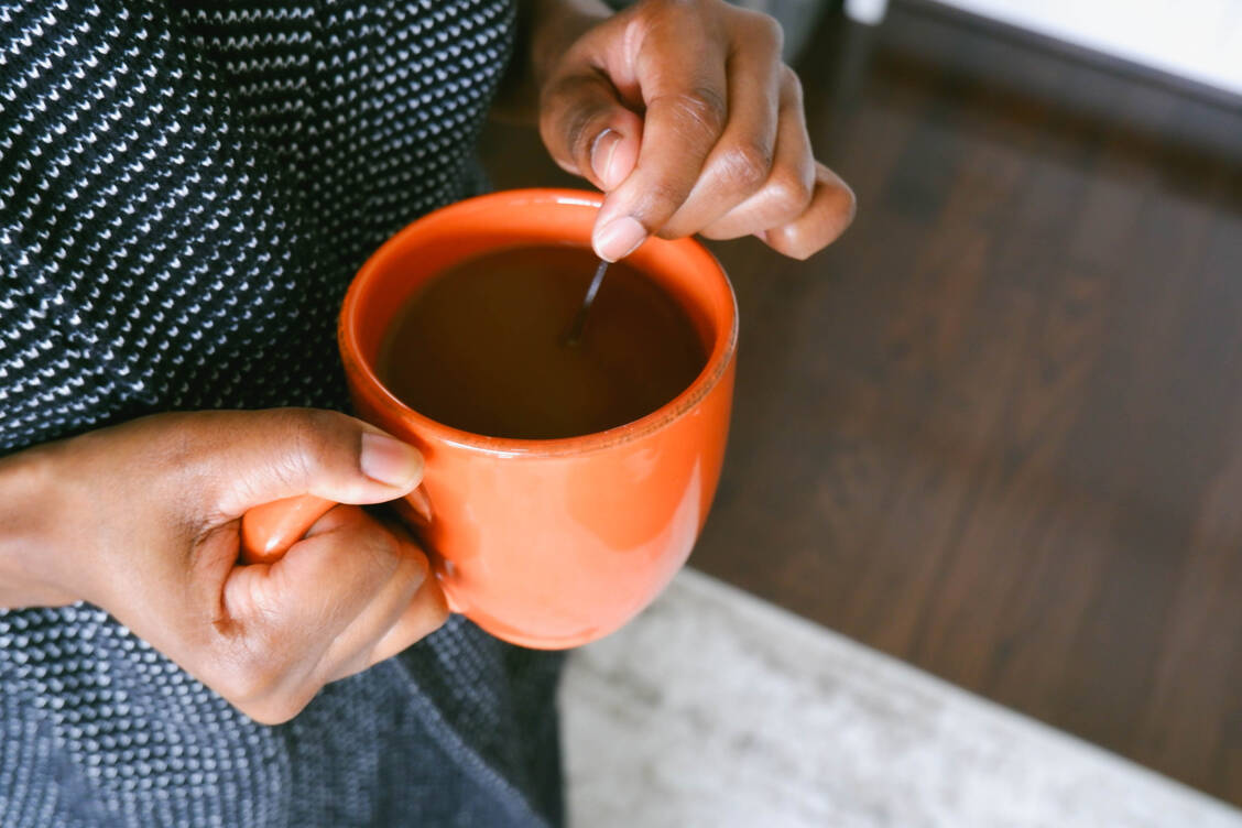 »Glow Coffee« ist laut einer Verbraucherschützerin kein Gamechanger für schöne Haut. / © Getty Images/Grace Cary