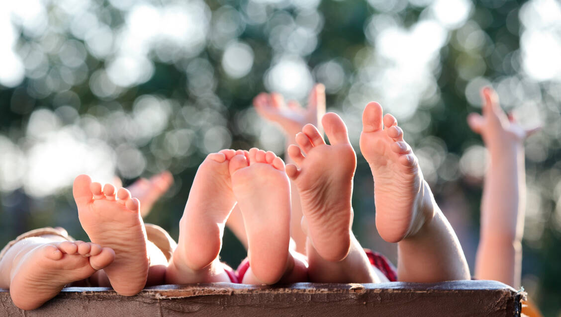Kinder laufen gerne barfuß und unterstützen damit intuitiv ihre Fußentwicklung. / © Getty Images/Volokhatiuk