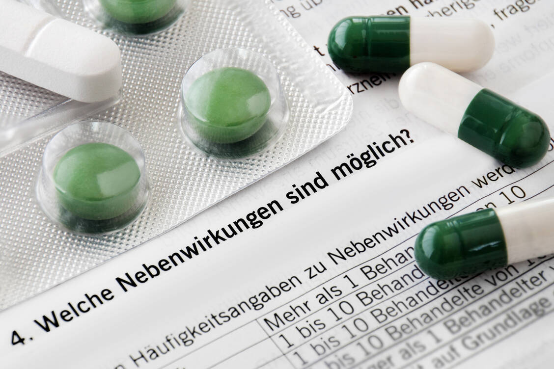 Wird das Auftreten einer Nebenwirkung vermutet, die nicht in der Gebrauchsinformation zu finden ist, sollte eine Meldung erfolgen. / Foto: Adobe Stock/PhotoSG