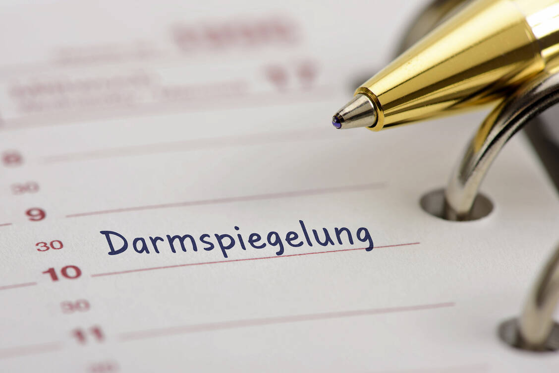 Ist oder war ein direkter Verwandter an Darmkrebs erkrankt, sollte man schon ab 40 Jahren zur Vorsorgeuntersuchung gehen. / Foto: Fotolia/Wolfilser