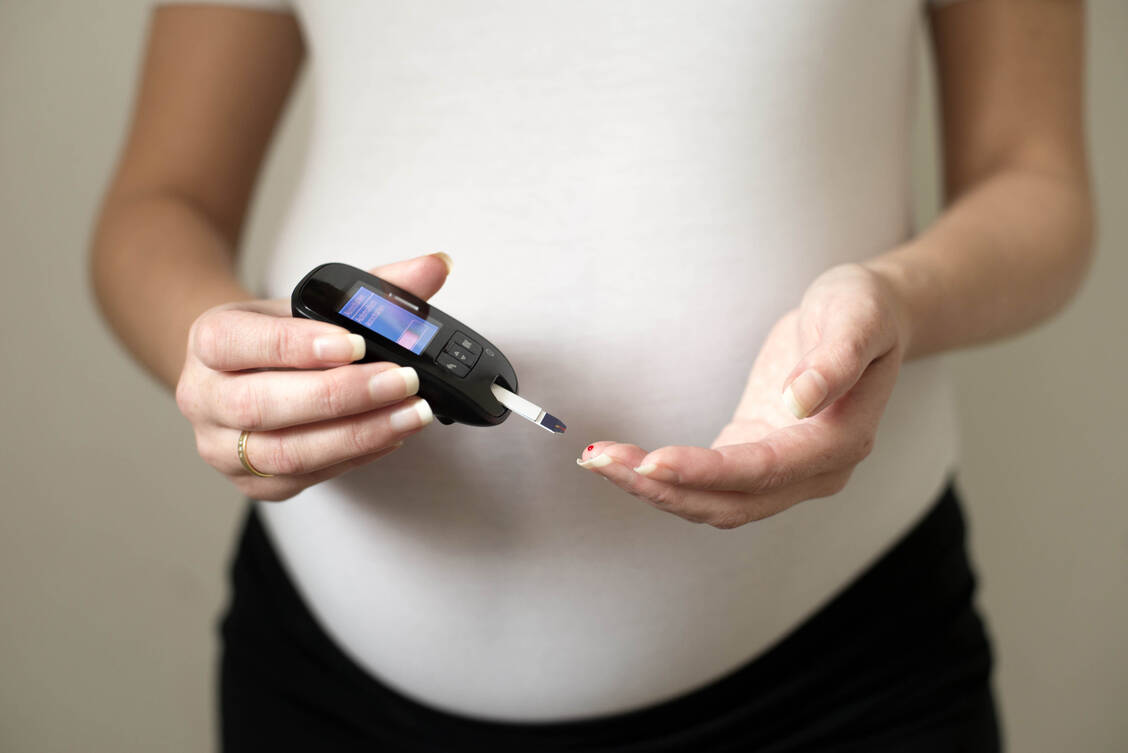 Liegt der Blutzucker in der Schwangerschaft zu hoch, birgt das große Gefahren für das Ungeborene. Herzfehler treten zum Beispiel vermehrt auf, und das Neugeborene braucht direkt nach der Geburt immer wieder Glucose, weil es den Blutzucker seiner Mutter mit eigenem Insulin gesenkt hat und nun, außerhalb der Mutter, zu viel für seinen eigenen Bedarf produziert. / Foto: Adobe Stock/greenazya