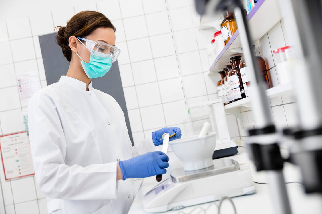 Die Herstellung von Rezepturen gehört zur Kernkompetenz der Vor-Ort-Apotheke. Eine effiziente Laborarbeit gewährleistet auch in stressigen Zeiten eine einwandfreie pharmazeutische Qualität. / Foto: ABDA