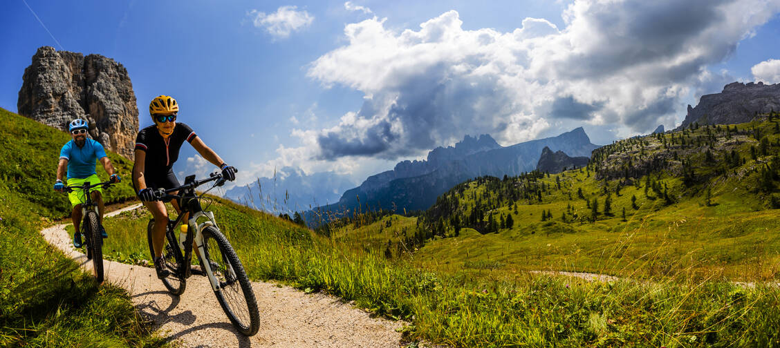 Die Erste-Hilfe-Ausstattung sollte bei riskanteren Sportarten nicht fehlen. / Foto: Adobe Stock/Gorilla