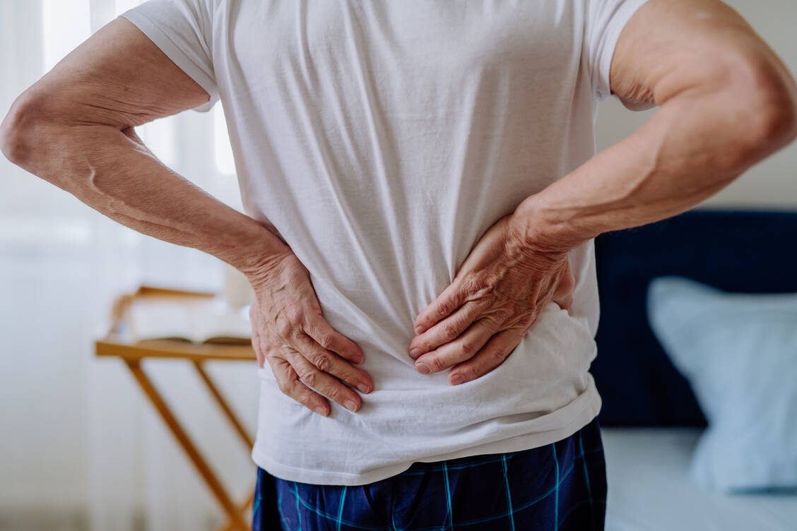 Wirken Nicht-Opioid-Analgetika nur unzureichend oder werden nicht vertragen, kann ein neues cannabinoidbasiertes Präparat eine Therapieoption sein. / © Getty Images/Halfpoint Images