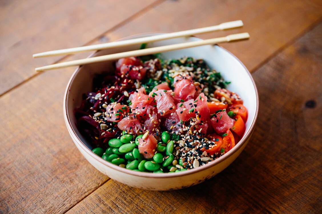 Auch in einer Poké Bowl machen  sich Edamame gut. / Foto: Getty Images/Alexander Spatari