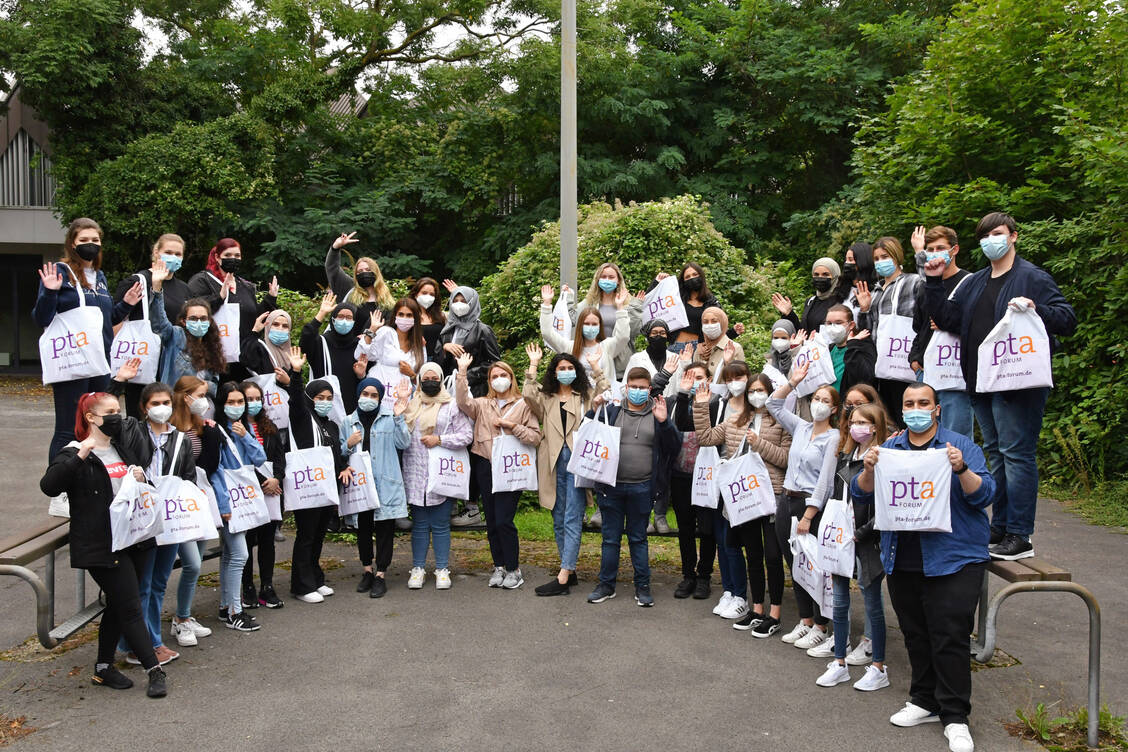 Die Einführungsklasse der PTA-Fachschule Niederrhein freut sich über die voll gepackten PTA-Goodie-Bags (Bild von 2021). / Foto: PTA-Schule Niederrhein