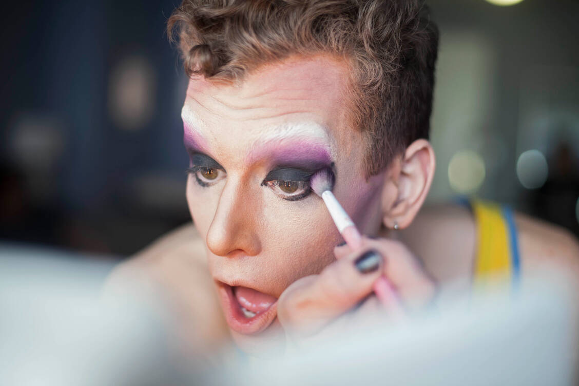 Make-up ist für viele unverzichtbar. Verbraucher sollten jedoch einige potenziell schädliche Inhaltsstoffe kennen.  / Foto: Getty Images/HEX