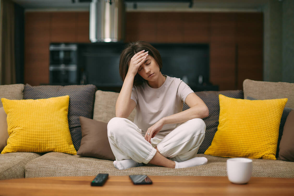 Endlich scheinen die Symptome von Long Covid vorüber – da lässt sie eine banale Erkältung erneut aufflammen. Plausibel ist das. / Foto: Adobe Stock/Georgii