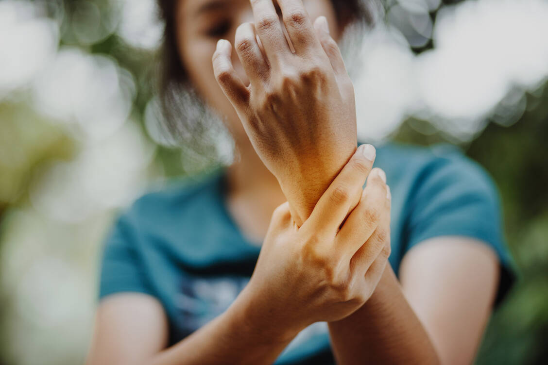 Wer an einer Rheumatoiden Arthritis leidet, entwickelt auch häufiger als gesunde Menschen eine Autoimmun-Hepatitis. / Foto: Adobe Stock/Anut21ng Photo