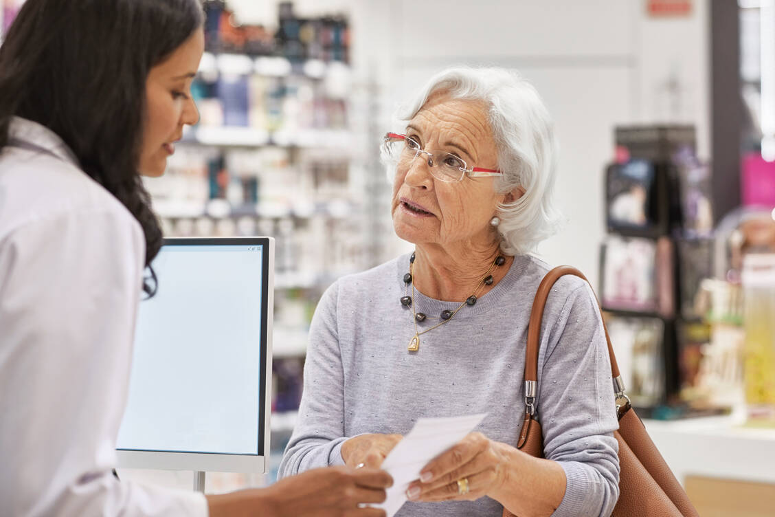 PTA sind oft die ersten Ansprechpartner für Patienten und können daher schnell erkennen, ob Bedarf für eine Medikationsanalyse besteht. / Foto: Getty Images/Morsa Images