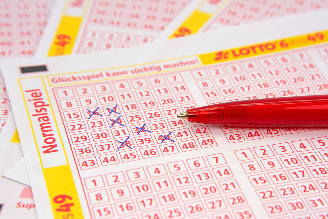 Wie im Lotto – 6 aus 49 Arzneistoffen, die 2022 auf den Markt gekommen sind, werden im Podcast vorgestellt. / Foto: Adobe Stock/M. Schuppich