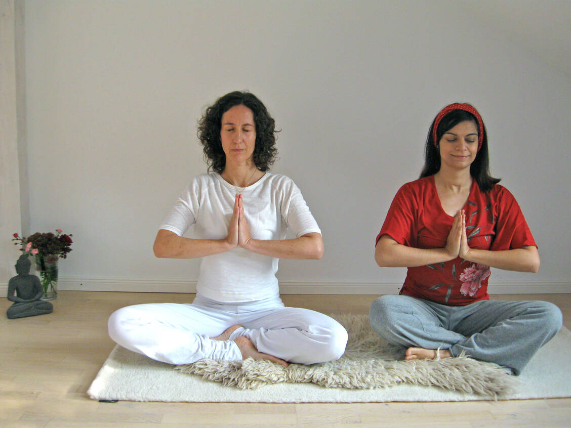 PTA-Forum hat Kundalini-Yoga bei Yogalehrerin Sandra Schuh (links) ausprobiert. / Foto: Narimaan Nikbakht