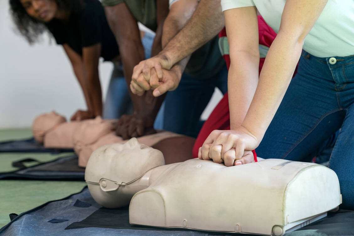 Viele Menschen haben Angst davor, Erste Hilfe zu leisten. Doch gar nichts zu tun, ist keine Option.  Für mehr Sicherheit sorgen Auffrischungskurse.  / Foto: Getty Images/thianchai sitthikongsak