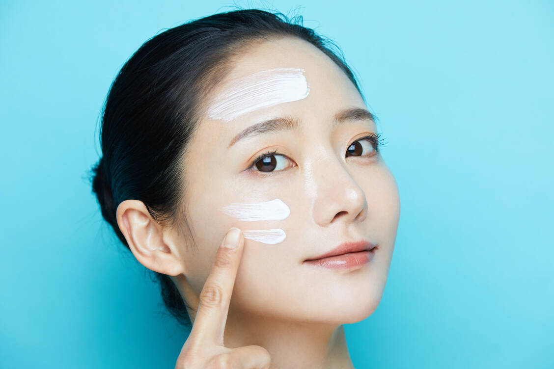 Schicht für Schicht zu einer makellosen Haut: Die Koreanerinnen machen es uns vor.   / © Getty Images/K-Angle