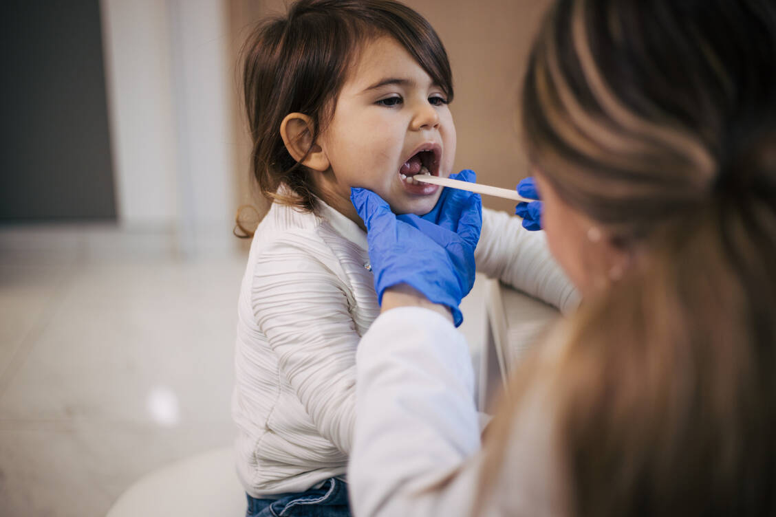 Bei Kindern tritt eine Mandelentzündung häufiger auf als bei Erwachsenen, denn ihre Mandeln sind noch nicht vollständig ausgebildet. Es ist jedoch nicht immer einfach, die Tonsillitis bei ihnen zu erkennen. / © Getty Images/Milorad Kravic
