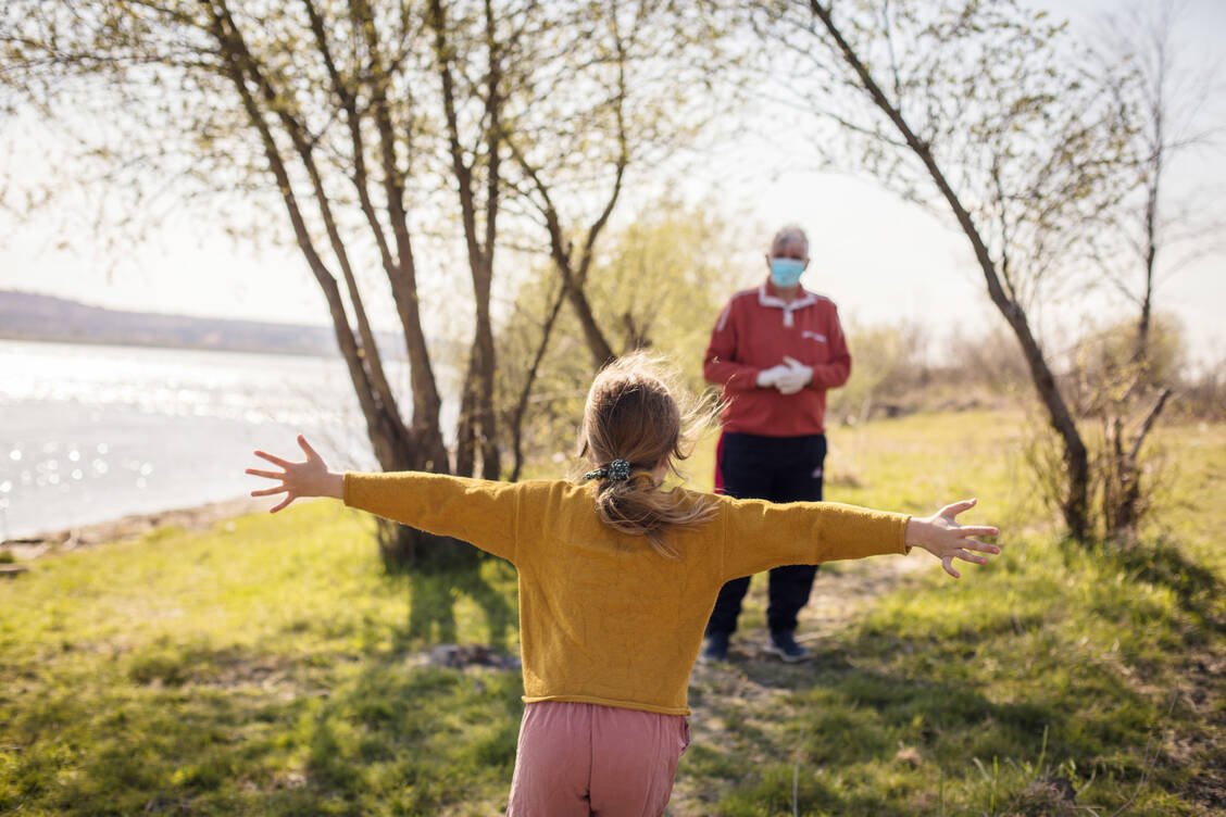 Eltern sollten ihre Kinder auf ein Treffen mit den Großeltern gut vorbereite, denn für manche Kinder könnte die Begegnung unter Einhaltung von Sicherheitsmaßnahmen schwierig werden.  / Foto: Adobe Stock / Mladen