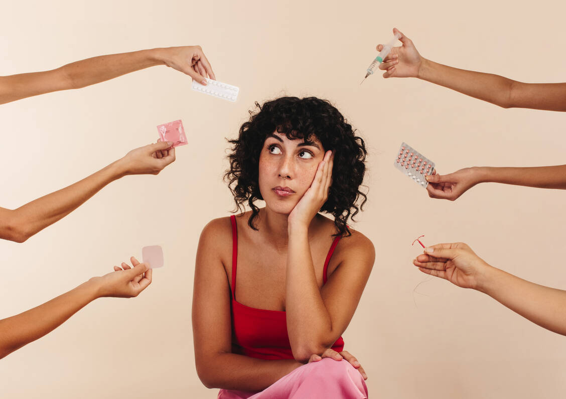 Mit der Vielfalt an Verhütungsmöglichkeiten sollten Mädchen und Frauen nicht alleine gelassen werden. / © Adobe Stock/(JLco) Julia Amaral