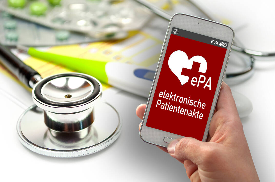 Der Behandlungskontext, in dessen Rahmen Apotheken für drei Tage auf die ePA zugreifen können, entsteht beim Stecken der elektronischen Gesundheitskarte. / © Shutterstock