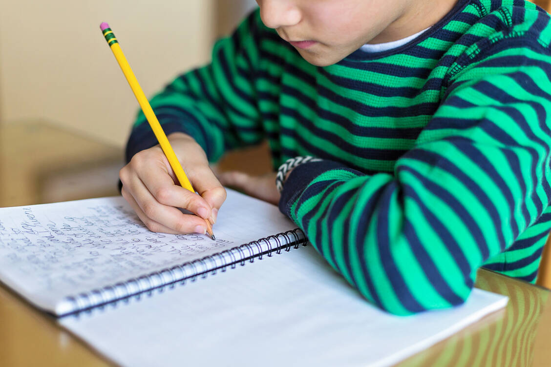 Das Schreiben mit der Hand hilft, das Geschriebene im Gedächtnis abzulegen. / © Adobe Stock/romylee