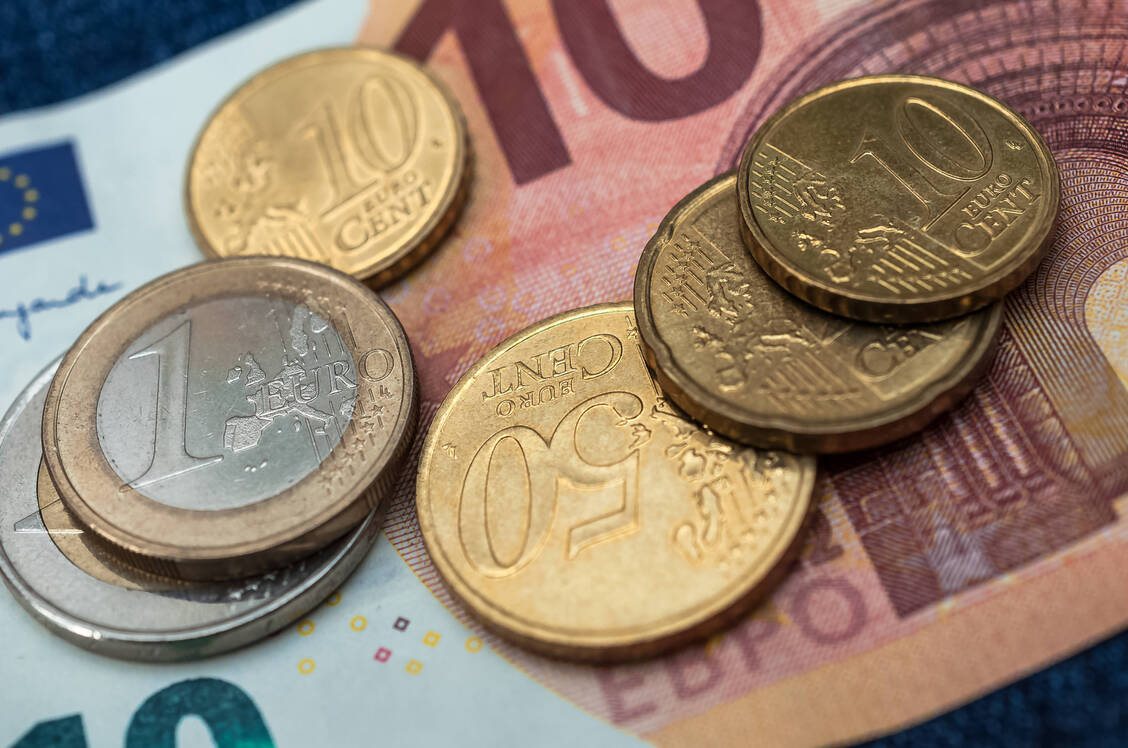 Adexa setzt sich für eine faire Bezahlung ein: 80 Cent pro abgegebener Rx-Packung sollen zukünftig in bessere Gehälter der Angestellten sowie Ausbildungsvergütungen fließen, so die Forderung der Apothekengewerkschaft. / © IMAGO/Zoonar