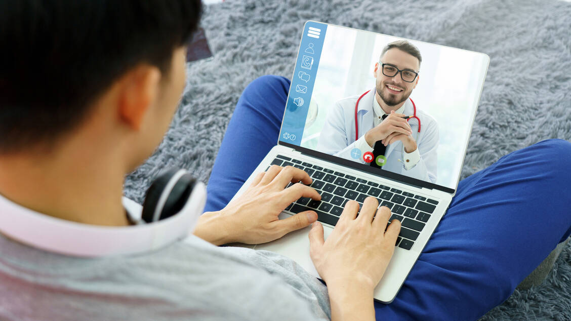 Seit 2019 dürfen Apotheken verschreibungspflichtige Medikamente »auch nach einer offensichtlichen ausschließlichen Fernbehandlung« an Patienten abgeben. / Foto: Adobe Stock/Rapeepat