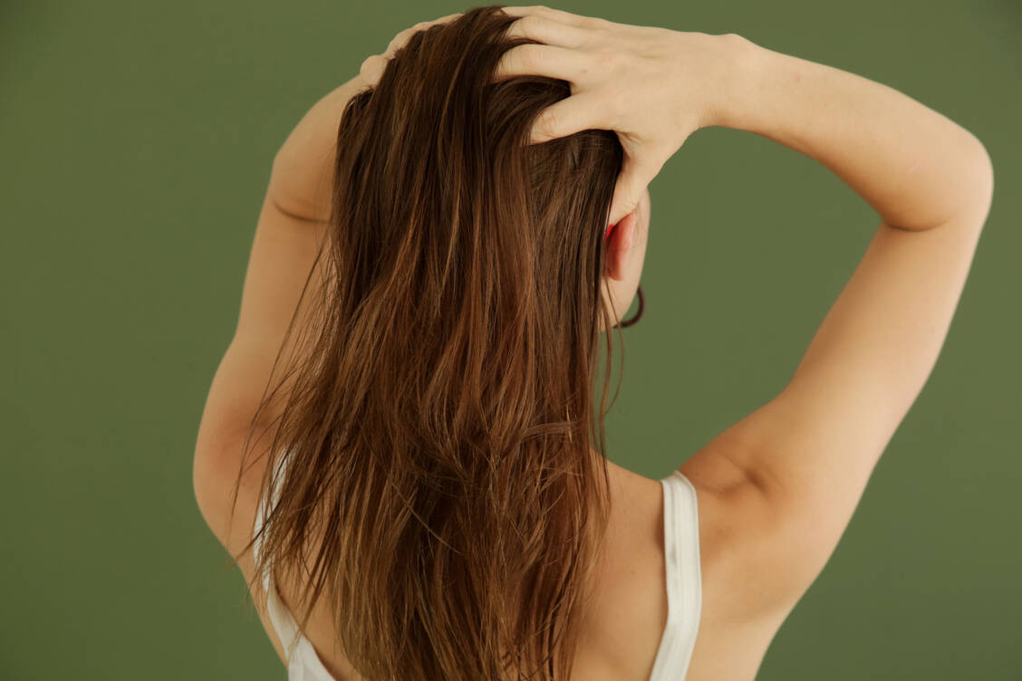 Im Internet kursieren zahlreiche Tipps zu vermeintlichen Wundermitteln rund um das Thema Haarpflege und -wachstum. / Foto: Getty Images/triocean