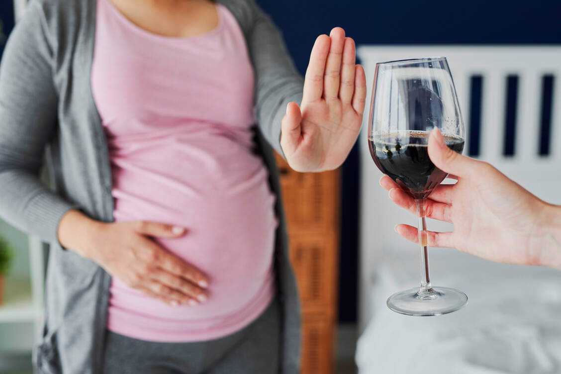 Schwangere sollten keinen Alkohol trinken, da das Zellgift dem ungeborenen Kind schadet. / © Getty Images/gpointstudio