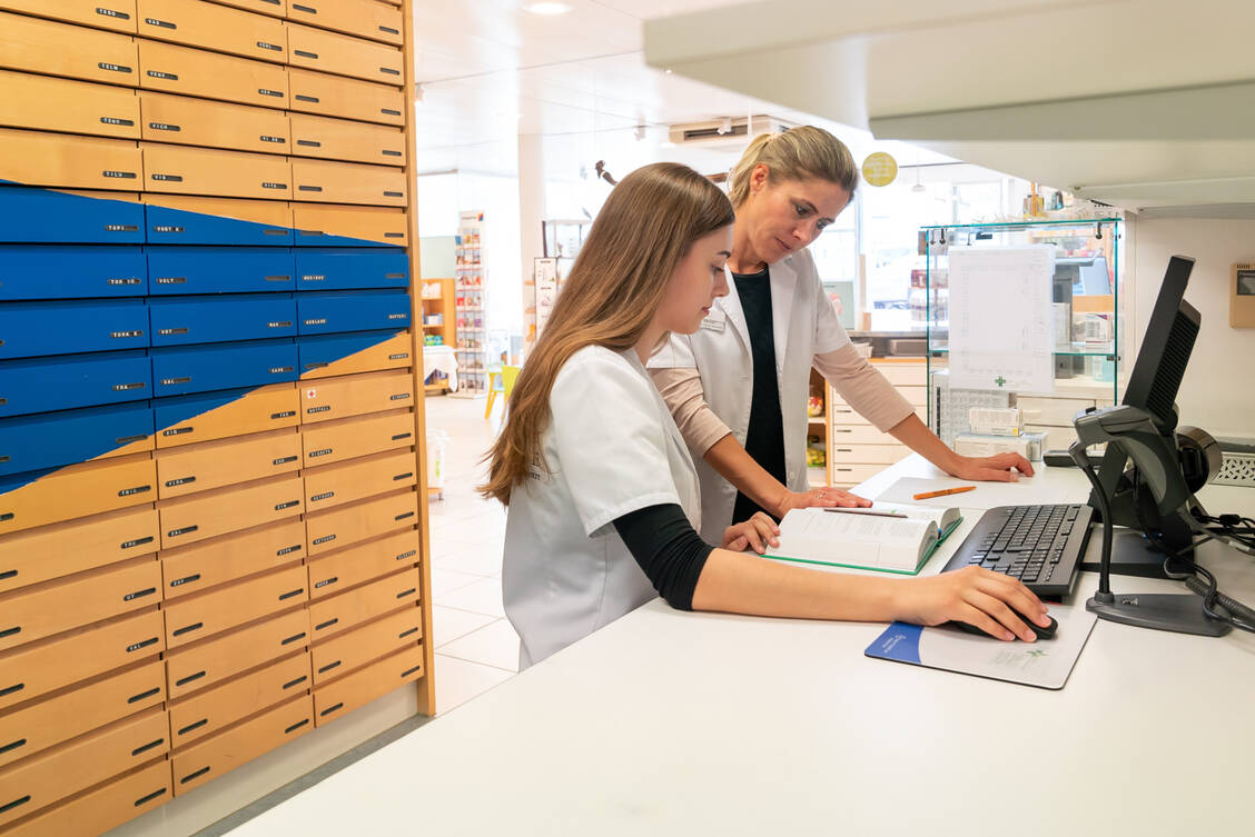 Besonders deutlich fällt der Wunsch nach einem stärkeren Praxisbezug aus. Die Schulen wünschen sich eine engere Verzahnung von Unterricht und praktischer Ausbildung in der Apotheke. / © Getty Images/Nando Lardi
