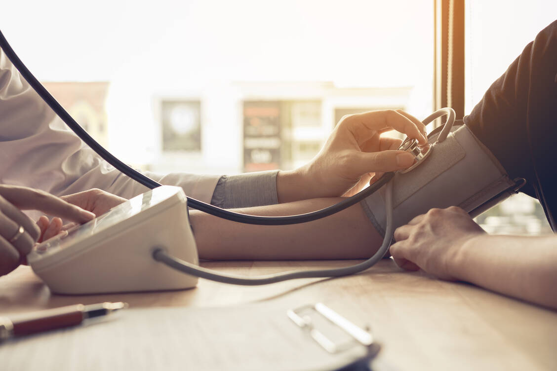 Patienten mit Hypertonie sollten ihre Blutdruckwerte möglichst engmaschig kontrollieren (lassen).  / Foto: Adobe Stock/wutzkoh