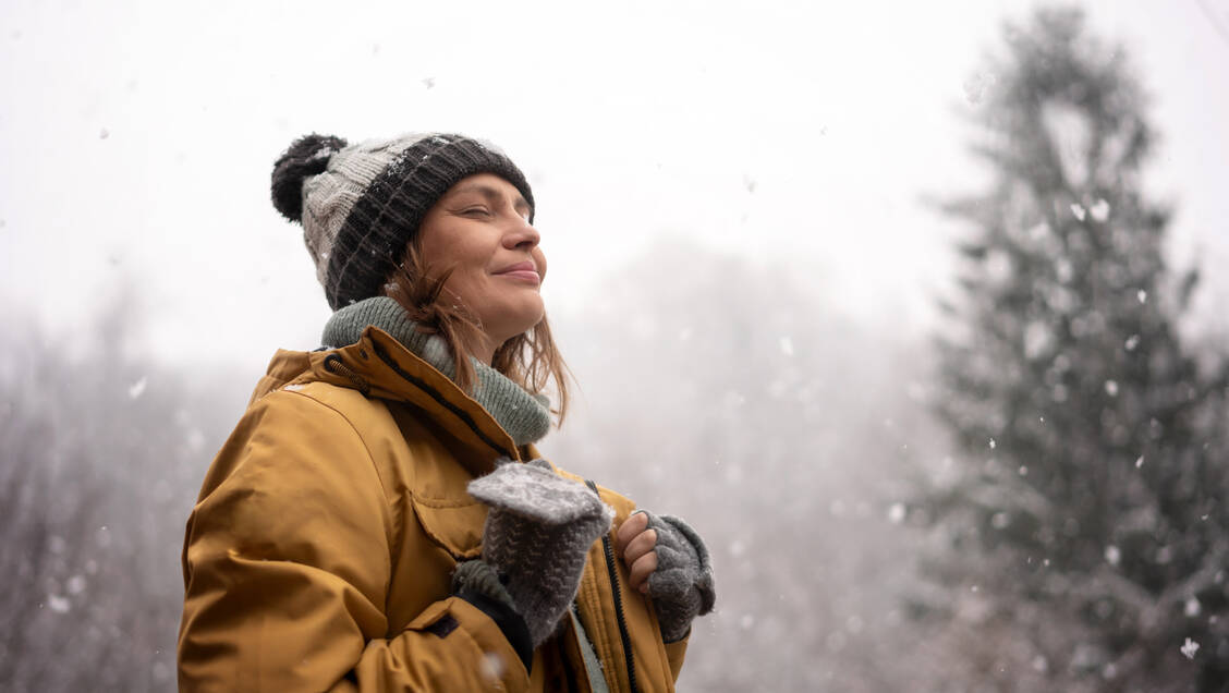 Müde und antriebslos? Dann raus an die frische Luft und Tageslicht tanken.  / Foto: Adobe Stock/olezzo