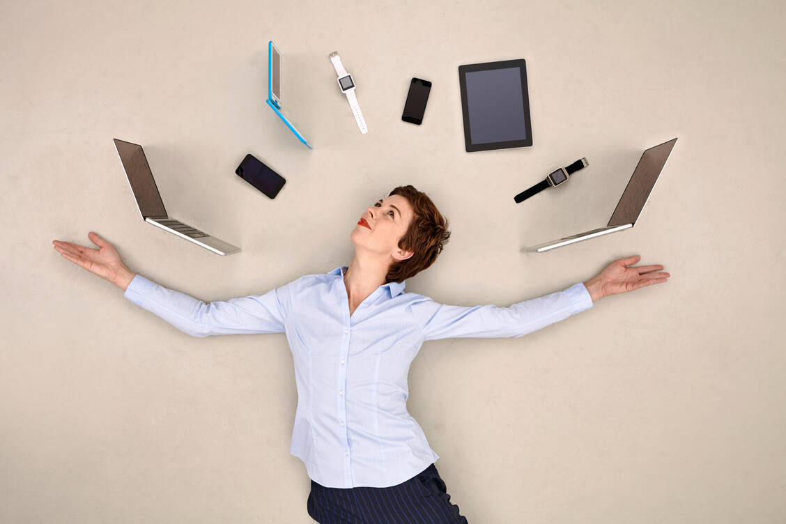Oft wollen wir alles auf einmal machen – das kann jedoch Stress verursachen, der langfristig gesundheitliche Folgen haben kann. / Foto: Getty Images/Westend61
